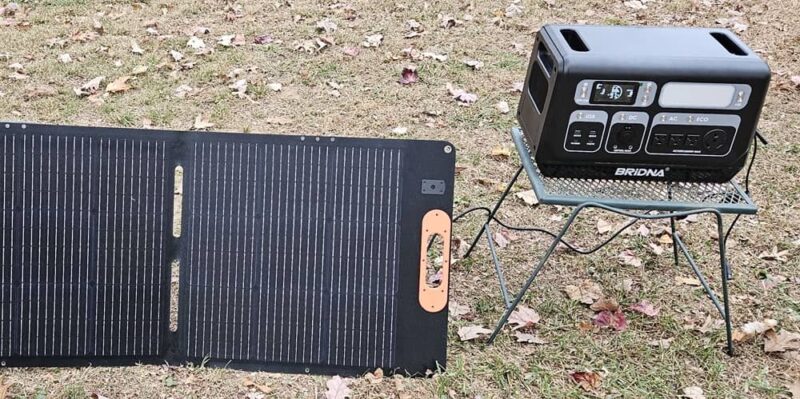 Bridna portable power station with solar panel.