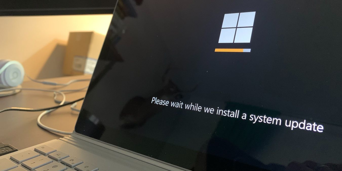 Featured image of Windows device preventing a restart after an automatic update.