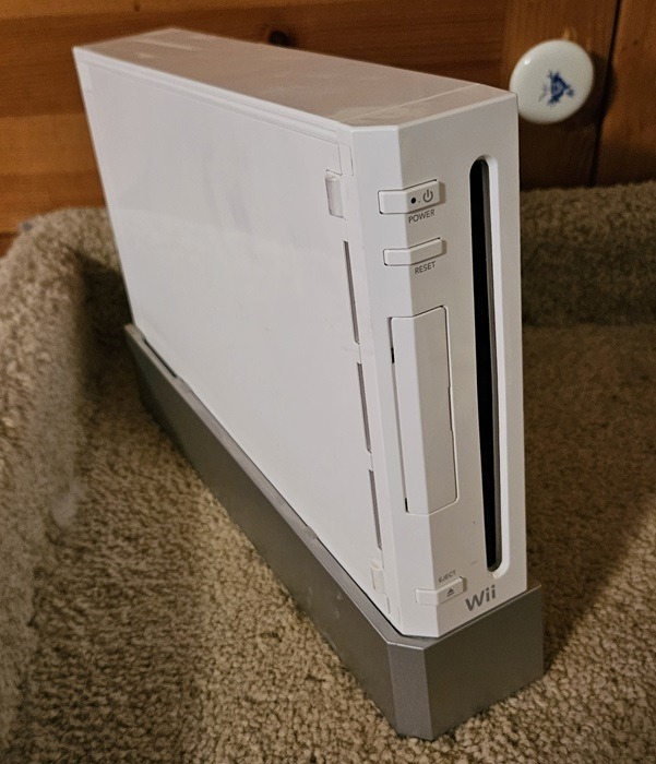 Closeup of the Nintendo Wii standing up