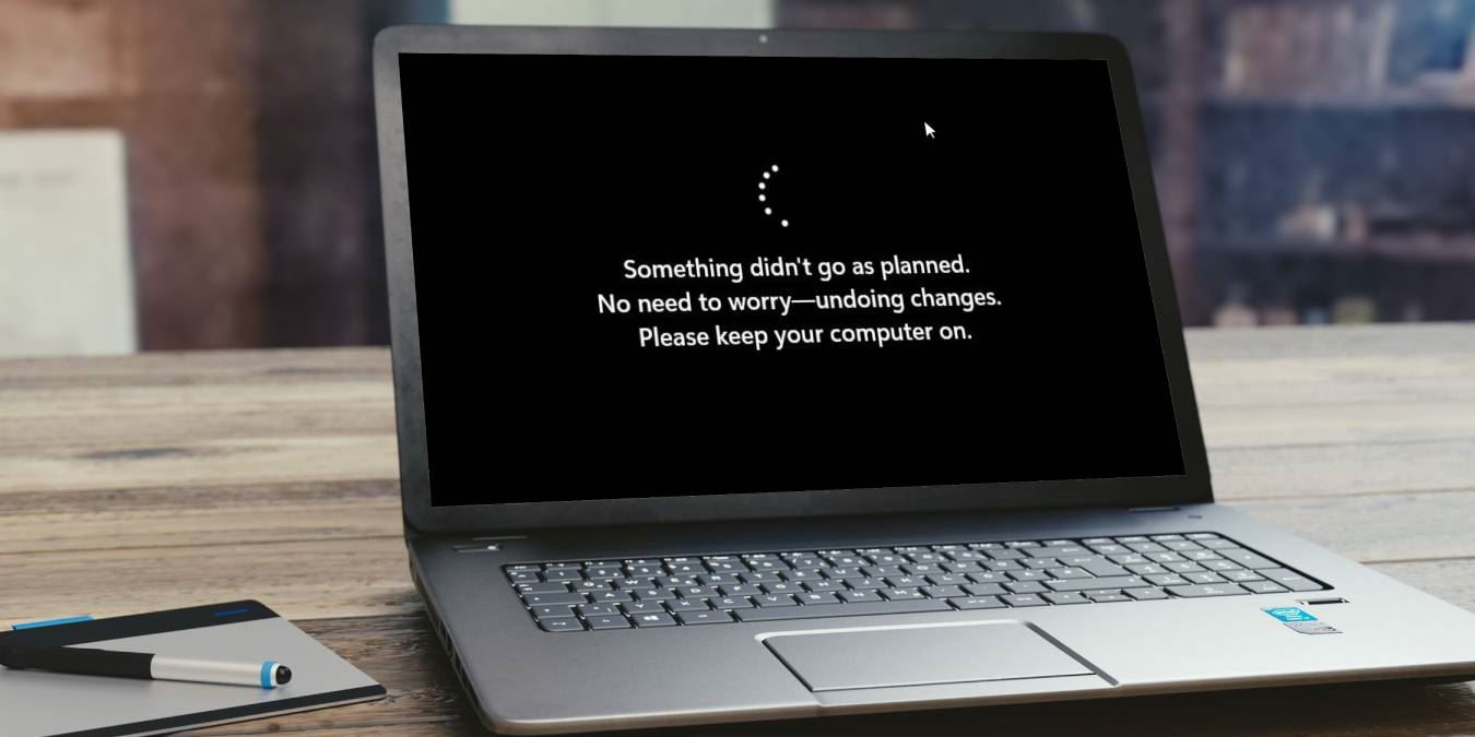 A laptop showing "Something didn't go as planned" in Windows error